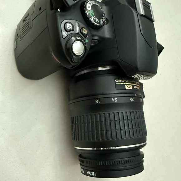 Nikon D40 Black with Red Accent Digital Camera - Picture 4 of 12